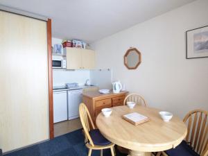 Η κουζίνα ή μικρή κουζίνα στο Studio Cabine 5 pers avec Balcon - Résidence Sagittaire, Flaine Forêt - FR-1-687-43