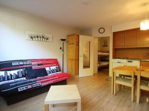 ein Wohnzimmer mit einem Boot an der Wand in der Unterkunft Studio 4 pers, lave-vaisselle, proche pistes et commerces, navette gratuite - FR-1-687-47 in Arâches-la-Frasse + 4 Fotos