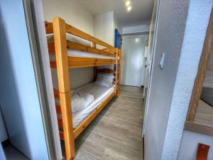 ein paar Etagenbetten in einem kleinen Raum in der Unterkunft Charmant Studio Cabine avec Coin Montagne pour 5 Pers., Résidence Doris, Proche Pistes et Commerces. - FR-1-687-62 in Arâches-la-Frasse