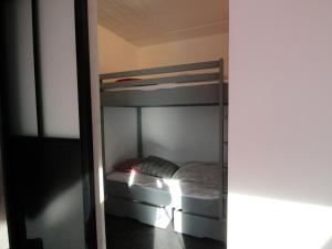 a bedroom with two bunk beds in a room at Studio rénové pour 4 pers, balcon, au pied des pistes et commerces - FR-1-687-111 in Arâches-la-Frasse
