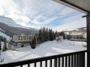 a view from a balcony of a snow covered mountain at Studio rénové pour 4 pers, balcon, au pied des pistes et commerces - FR-1-687-111 in Arâches-la-Frasse
