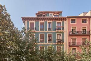 d'un grand bâtiment avec des balcons. dans l'établissement Enea Living, à Bilbao