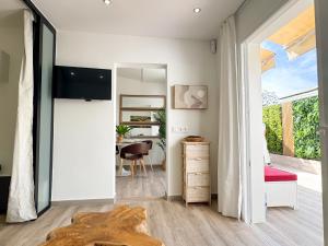 une chambre avec une porte ouverte sur une chambre avec un bureau dans l'établissement Oasis Beach Home II Playa del Inglés, à Playa del Ingles