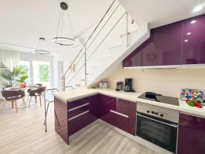 une cuisine avec des placards violets et un escalier dans l'établissement Oasis Beach Home II Playa del Inglés, à Playa del Ingles