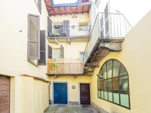 an apartment building with a blue door and balcony at Center House Via Anghileri in Lecco