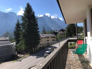 a balcony with a view of the mountains at Appartamento Dolomiti con parcheggio privato coperto in Folgarida