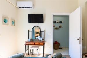 TV a/nebo společenská místnost v ubytování Seaside House In Agios Vasilios