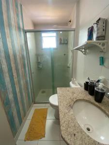 アナニンデウアにあるApt with full club - Rent for seasons!のシャワー、洗面台、トイレ付きのバスルーム