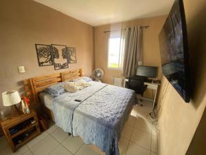 アナニンデウアにあるApt with full club - Rent for seasons!のベッドと薄型テレビのある寝室 +18枚の写真