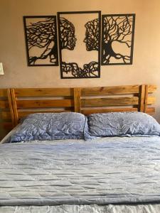 アナニンデウアにあるApt with full club - Rent for seasons!の壁に4枚の写真が飾られたベッドルームのベッド1台