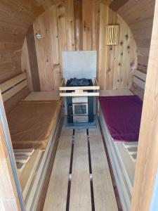 - une cabine en bois avec une cuisinière dans l'établissement 't Skagerwad, à Oudesluis