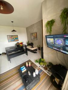 アナニンデウアにあるApt with full club - Rent for seasons!のリビングルーム(薄型テレビ付)、