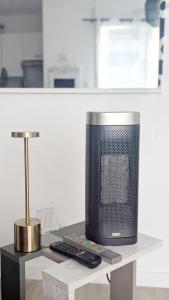 un televisor sentado en una mesa con mando a distancia en Cocon Colombes - close to La Défense and Paris, en Colombes