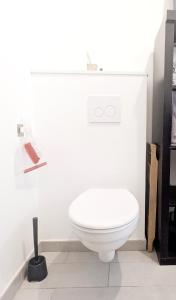 Un baño con un inodoro blanco en una habitación. en Cocon Colombes - close to La Défense and Paris, en Colombes 17 fotos más