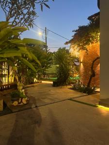 ein Teddybär sitzt am Rand eines Bürgersteigs in der Unterkunft D'Cove Villa Private Pool Kuantan in Kuantan