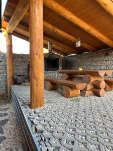 ミート・ポッド・ドゥンビエロムにあるZrub LAURAの石造りの床のパティオ(木製テーブル付)