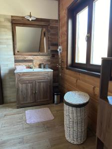 ミート・ポッド・ドゥンビエロムにあるZrub LAURAの洗面台と鏡のあるバスルーム +8枚の写真