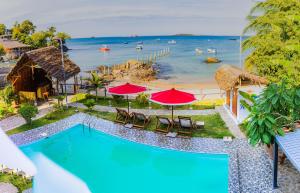 Nosy KombaにあるHôtel de rêve Nosy Kombaのスイミングプールと海を望むリゾートの空中ビュー