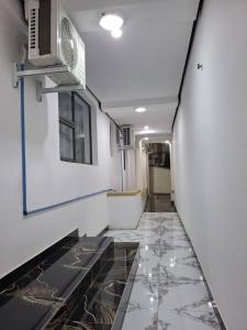 曼齐尼Mbuya Express Inn的一间铺有瓷砖地板的客房的走廊