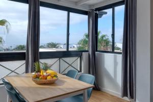 een tafel met een schaal fruit op een balkon bij Casa Ondina in Puerto del Carmen