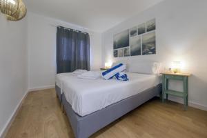 een witte slaapkamer met een bed en een nachtkastje bij Casa Ondina in Puerto del Carmen +19 foto's