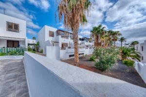 een uitzicht op een wit huis met palmbomen bij Casa Ondina in Puerto del Carmen