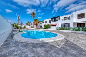 een zwembad in het midden van een binnenplaats in een huis bij Casa Ondina in Puerto del Carmen