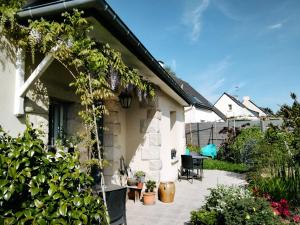 a patio with plants and a house at Chez Caroline Chambre d'Hôtes in Plouër-sur-Rance