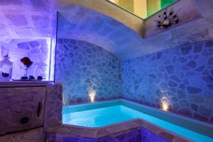 ein Badezimmer mit einer Badewanne mit Beleuchtung in der Unterkunft LUX LUCIS in Matera