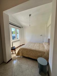 een slaapkamer met een bed en een raam bij Forato Holiday Appartament in Marina di Pietrasanta