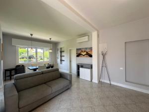 een woonkamer met een bank en een tafel bij Forato Holiday Appartament in Marina di Pietrasanta