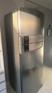 Un refrigerador de acero inoxidable en una cocina. en Recanto da Restinga Guriri House, en São Mateus 18 fotos más