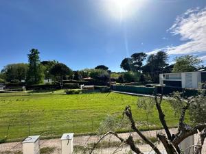 een groot grasveld met een gebouw op de achtergrond bij Forato Holiday Appartament in Marina di Pietrasanta