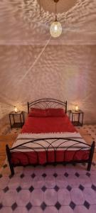 Un dormitorio con una cama roja en una habitación. en guest house, en Taroudant