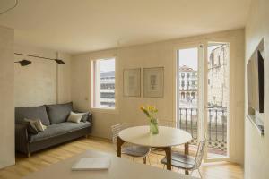 a living room with a couch and a table at Enea Living in Bilbao