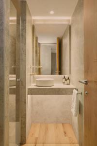 une salle de bain avec un lavabo et un miroir dans l'établissement Enea Living, à Bilbao 61 autres photos