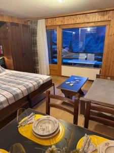 a room with a bed and a table with a dining room at Apartaments Eischoll in Arni Alp