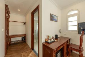 富国Emirates Hotel Phu Quoc的浴室配有木制梳妆台和镜子