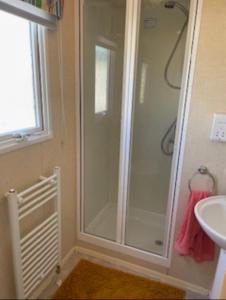 een badkamer met douche en wastafel bij 6 Berth, Pet friendly caravan with Decking - Great Yarmouth in Great Yarmouth