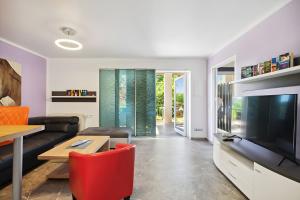 TV a/nebo společenská místnost v ubytování Ferienwohnung "Zum Segel" 1