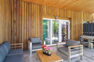 a room with two couches and a table with flowers at Ferienwohnung "Zum Segel" 2 in Zadelsdorf