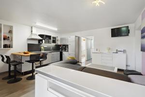 a living room with a couch and a kitchen at Ferienwohnung "Zum Segel" 2 in Zadelsdorf