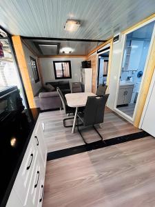 Χώρος καθιστικού στο Tinyhaus 200 +10 φωτογραφίες