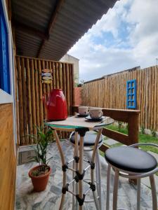 a patio with a table and chairs and a fence at Cedro Rosa in Guarapari