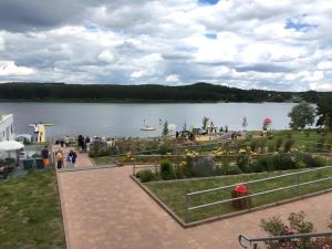 a view of a lake with people walking around at Ferienhaus 36 in Stelzendorf +10 photos