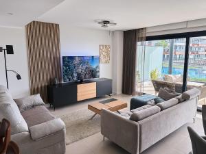 Et tv og/eller underholdning på Little Dream - Luxury Beach Retreat