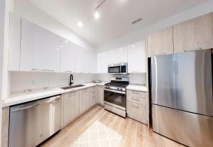 Kuchyň nebo kuchyňský kout v ubytování Modern 3BR Near McCormick & South Loop