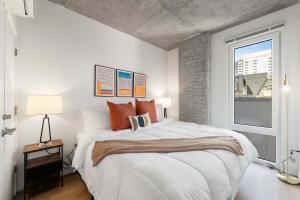 Postel nebo postele na pokoji v ubytování Modern 3BR Near McCormick & South Loop