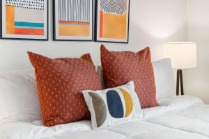 Postel nebo postele na pokoji v ubytování Modern 3BR Near McCormick & South Loop