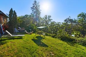 een tuin met een picknicktafel en een schommel bij Ferienhaus 249 - Haus Seeblick in Kleinwolschendorf